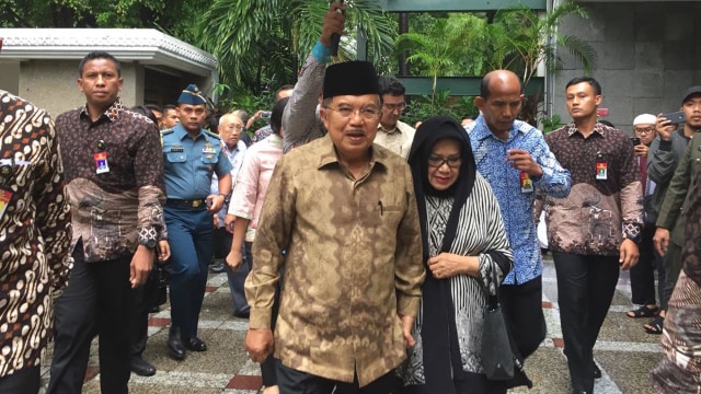 Jusuf Kalla melayat melayat Alm Sukamdani Sahid (Foto: Yuana Fatwalloh/kumparan)