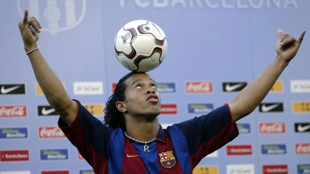 Ronaldinho saat diperkenalkan. (Foto: AFP/Jose Jordan)