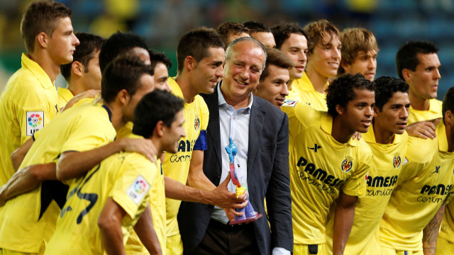 Fernando Roig bersama para pemain Villarreal. (Foto: AFP/Jose Jordan)