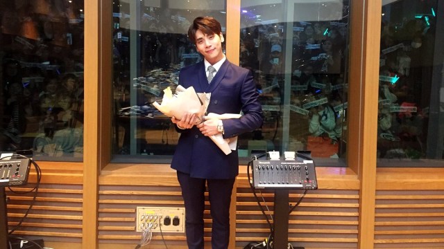 Jonghyun 'SHINee' dalam acara radio 'Blue Night'. (Foto: Instagram/@mbcbluenight)