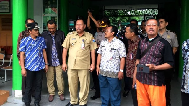 Wali kota jakarta barat meninjau SMPN 32 (Foto: Moh Fajri/kumparan)