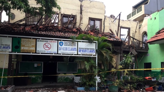 Kondisi terkini gedung SMPN 32 yang roboh. (Foto: Moh Fajri/kumparan)