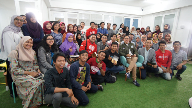 Diskusi bareng Ahmad Fuadi di kumparan. (Foto: Tomy Wahyu Utomo/kumparan)