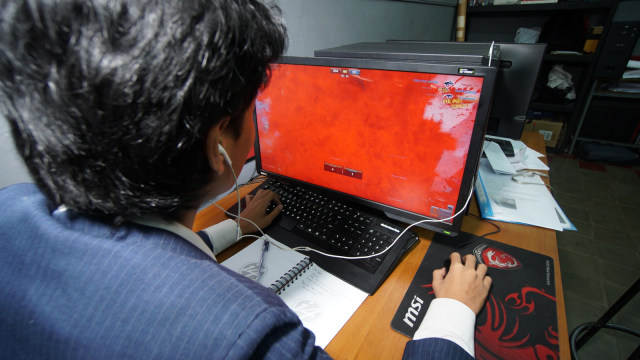 Siswa SMA1 PSKD bermain games online. (Foto: Fathur Al Baskhori)