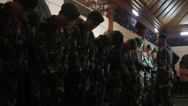 Prosesi Jenazah Sukamdani Sahid dimakamkan   (Foto: Puti Cinintya Arie Safitri/kumparan)