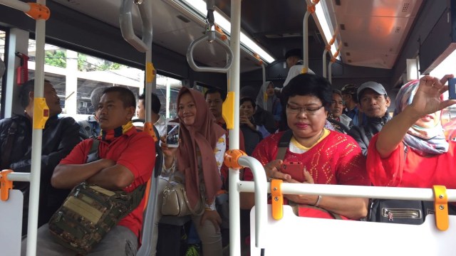 Suasana di dalam bus Tanah Abang Explorer (Foto: Soejono Eben Saragih/kumparan)