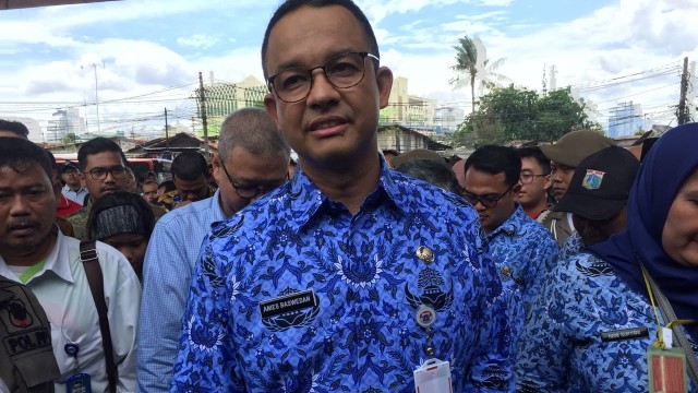 Anies usai menjajal bus Tanah abang Explorer (Foto: Paulina/kumparan)