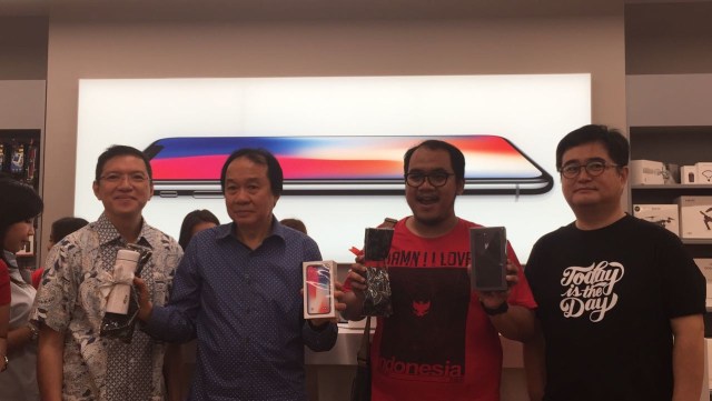 Pembeli pertama iPhone X dan 8 Plus di iBox. (Foto: Astrid Rahadiani Putri/kumparan)