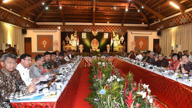 Presiden Joko Widodo dalam Rapat terbatas di Bali (Foto: Dok. Biro Pers Setpres)