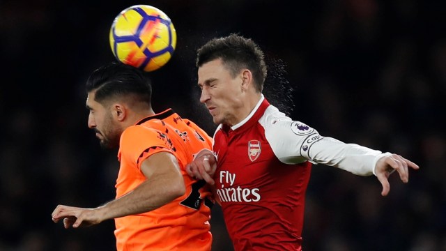 Can melakukan duel udara dengan Koscielny. (Foto: REUTERS/Eddie Keogh)