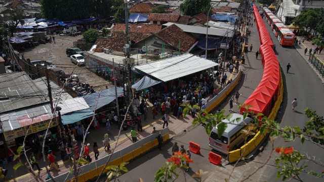 Penutupan jalan Jati Baru di kawasan Tanah Abang (Foto: Fanny Kusumawardhani/kumparan)