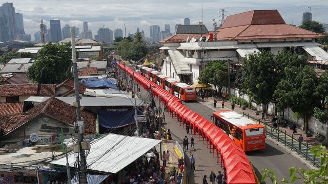 Penutupan jalan Jati Baru di kawasan Tanah Abang (Foto: Fanny Kusumawardhani/kumparan)