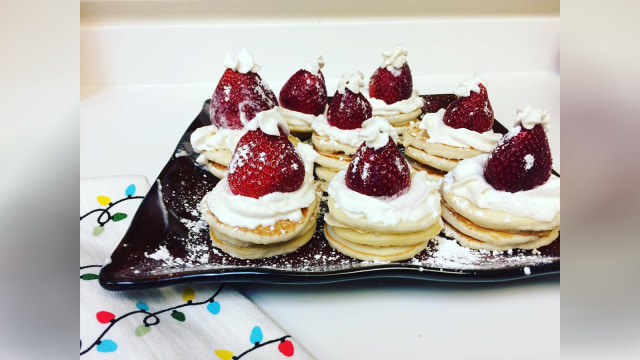 Resep santa hat mini pancake (Foto: Instagram @ahintsala)