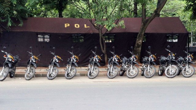 Deretan motor polisi siap siaga Foto: Puti Cinintya/kumparan