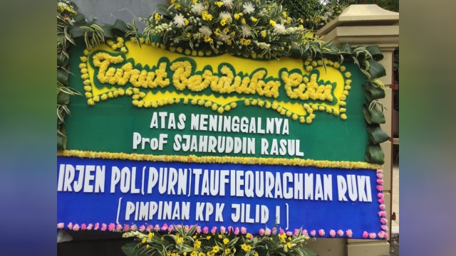 Karangan bunga dari pimpinan KPK (Foto: Moh Fajri/kumparan)