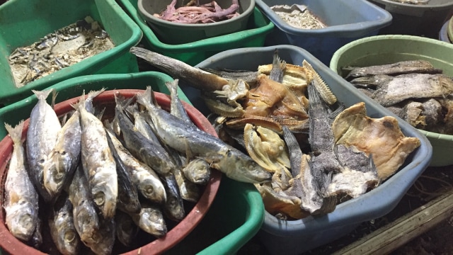 Pantauan Harga Ikan Asin Di Pasar Rumput (Foto: Selfy Sandra Momongan/kumparan)