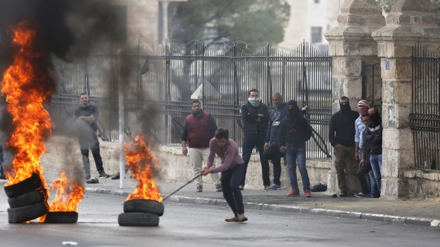 Bentrokan warga Palestina dan petugas Israel (Foto: AP Photo/Nasser Shiyoukhi)