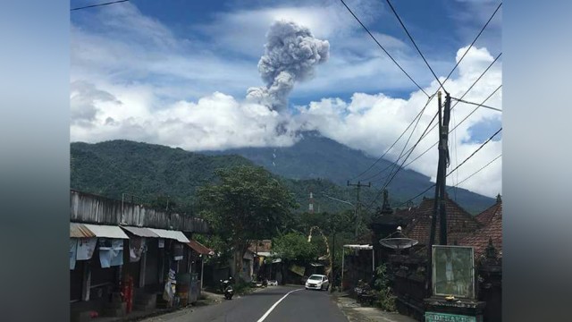 Gunung Agung kembali erupsi. (Foto: Dok.BNPB)