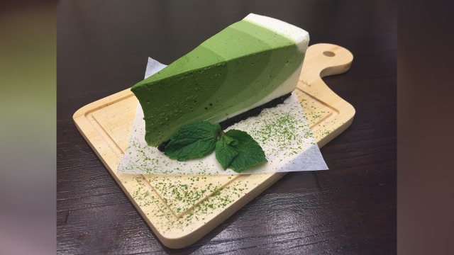 Gradient macha cheese cake slice (Foto: Kartika Pamujiningtyas/kumparan)
