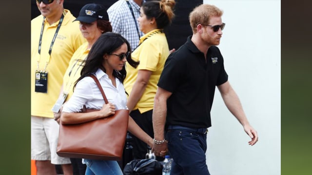 Meghan dan Harry Berjalan Berpegangan Tangan (Foto: Reuters)