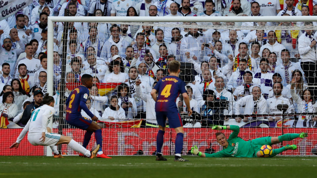 Ketika peluang Bale digagalkan Ter Stegen. (Foto: REUTERS/Paul Hanna)