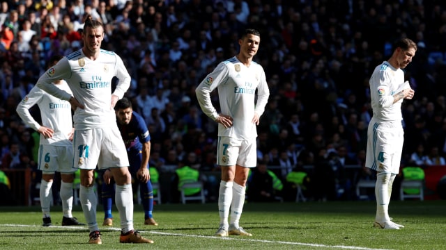 Para pemain Madrid hanya bisa kecewa. (Foto: REUTERS/Paul Hanna)