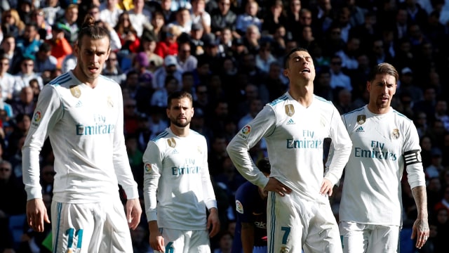 Kekecewaan pemain Madrid usai El Clasico. (Foto: REUTERS/Paul Hanna)