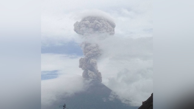 Gunung Agung erupsi mengeluarkan asap (Foto: Instagram/@sutopopurwo)