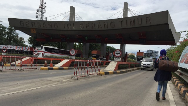 Penumpang jalan di Tol Serang Timur Foto: Muhammad Iqbal/kumparan