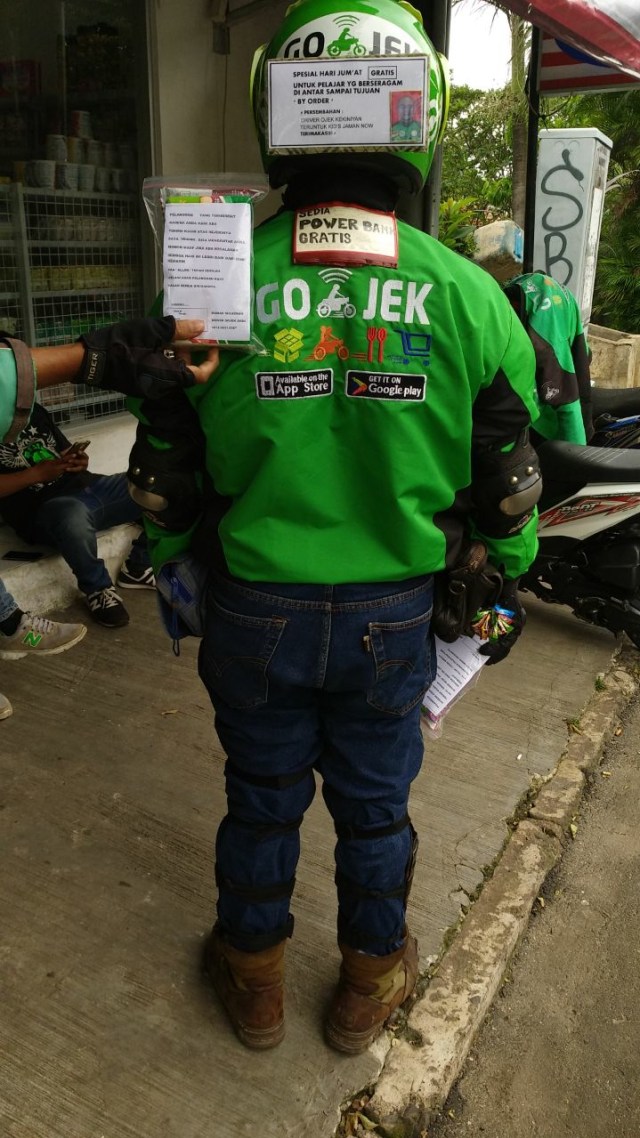 Maman Sulaeman dan paket hadiahnya untuk penumpang (Foto: Maman Sulaeman)