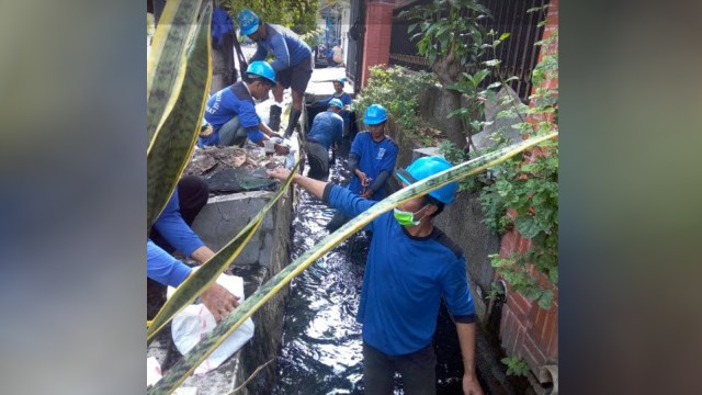 Pasukan Biru giat bersihkan saluran air (Foto: Twitter @DinasSDA)