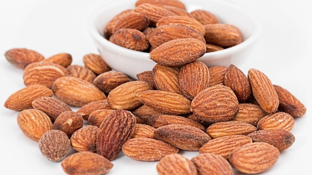 Manfaat almond untuk ibu hamil (Foto: Pixabay)