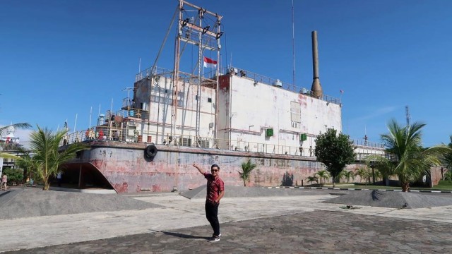 Kapal PLTD apung di Banda Aceh (Foto: Instagram/@ojip_ismaputra)