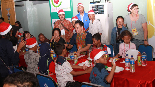 Daniel Mananta saat makan bersama anak yatim (Foto:  Munady Widjaja)