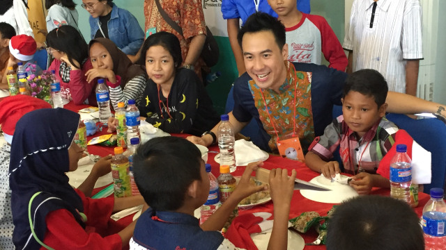 Daniel Mananta saat makan bersama anak yatim (Foto:  Munady Widjaja)