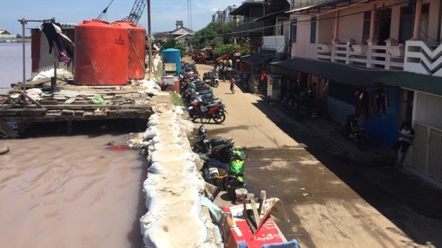 Tanggul di Gedong Pompa (Foto: Moh Fajri/kumparan)