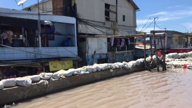 Tanggul di Gedong Pompa (Foto: Moh Fajri/kumparan)