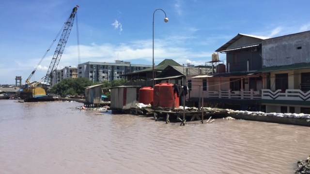 Tanggul di Gedong Pompa (Foto: Moh Fajri/kumparan)