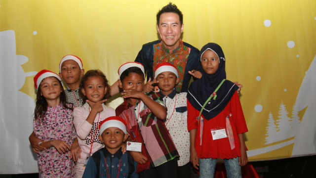 Daniel Mananta bersama anak yatim  (Foto: Munady Widjaja/kumparan)