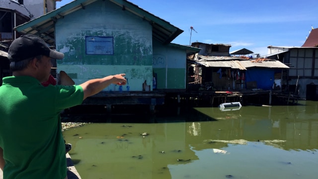 Marjuki, menunjukkan makam di Kampung Apung. (Foto: Mirsan Simamora/kumparan)