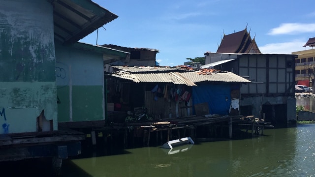 Marjuki, menunjukkan makam di Kampung Apung. (Foto: Mirsan Simamora/kumparan)