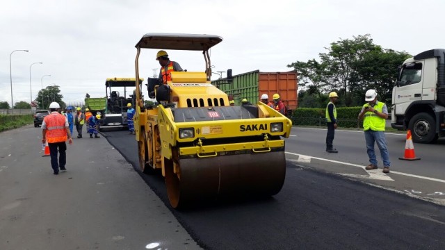 Aspal Plastik di res area Tangerang-Merak Foto: Dok. PUPR