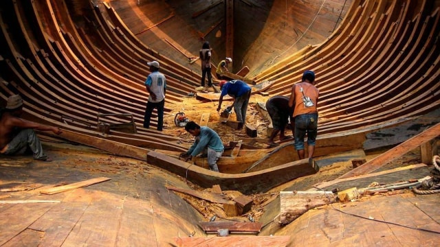 Proses pembuatan kapal pinisi di Bulukumba (Foto: Instagram @explorebulukumba)
