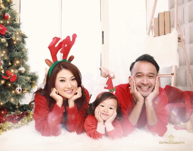 Ruben Onsu dan Sarwendah rayakan Natal. (Foto: IInstageam/@glennalinskie)