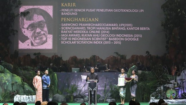 Danny Hilman saat menerima Achmad Bakrie Award (Foto: facebook.com/dannyhilman.natawidjaja)
