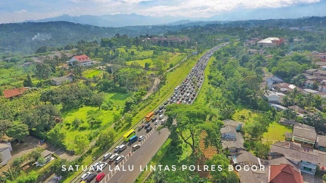 Lalu lintas di kawasan Puncak, Bogor. (Foto: Instagram @tmcpolresbogor)