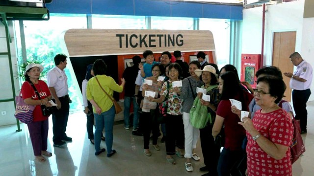 Penumpang menunjukan tiket kereta Bandara (Foto: Helmi Afandi/kumparan)