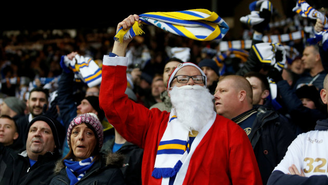 Suporter Leeds United di masa Natal. (Foto: Reuters/Ed Sykes)