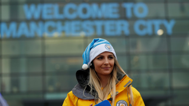 Suporter Manchester City di masa Natal. (Foto: Reuters/Tony O'Brien)