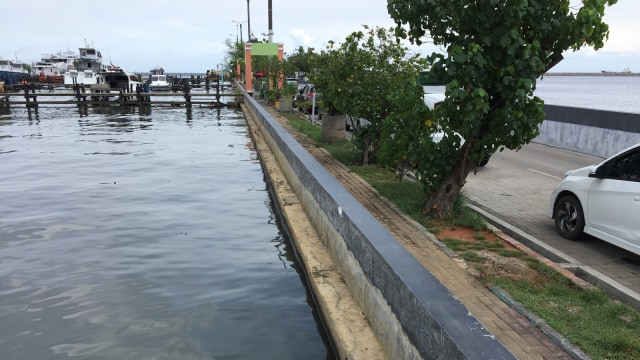 Kondisi Pantai Marina Ancol Yang Sejajar Dengan Tinggi Air